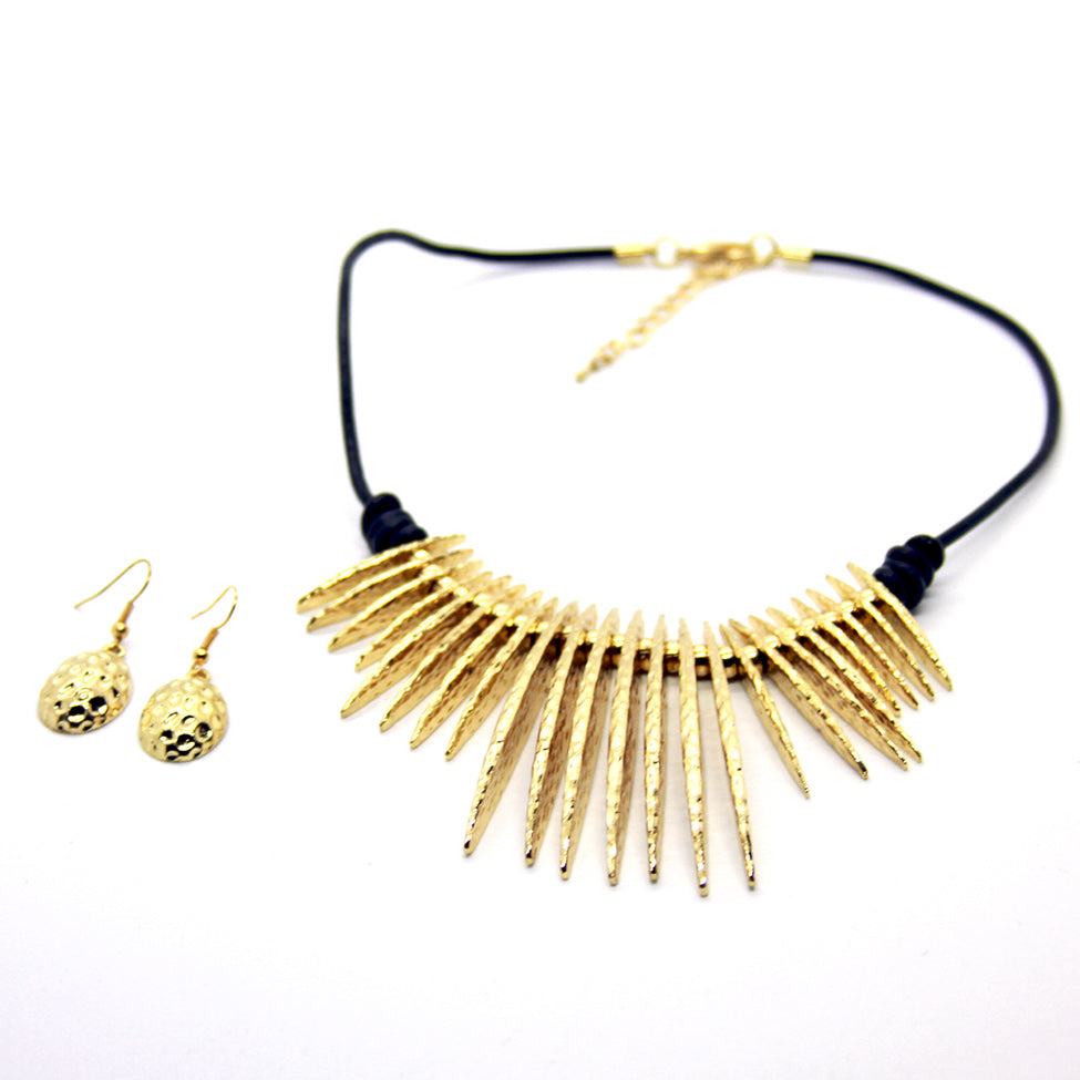 Stylish hammered bar ray necklace, by Nando Medina